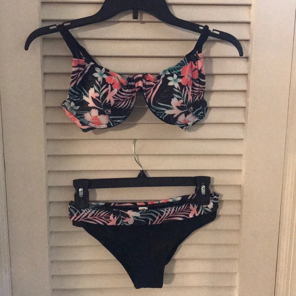 NWOT Floral Print bikini small